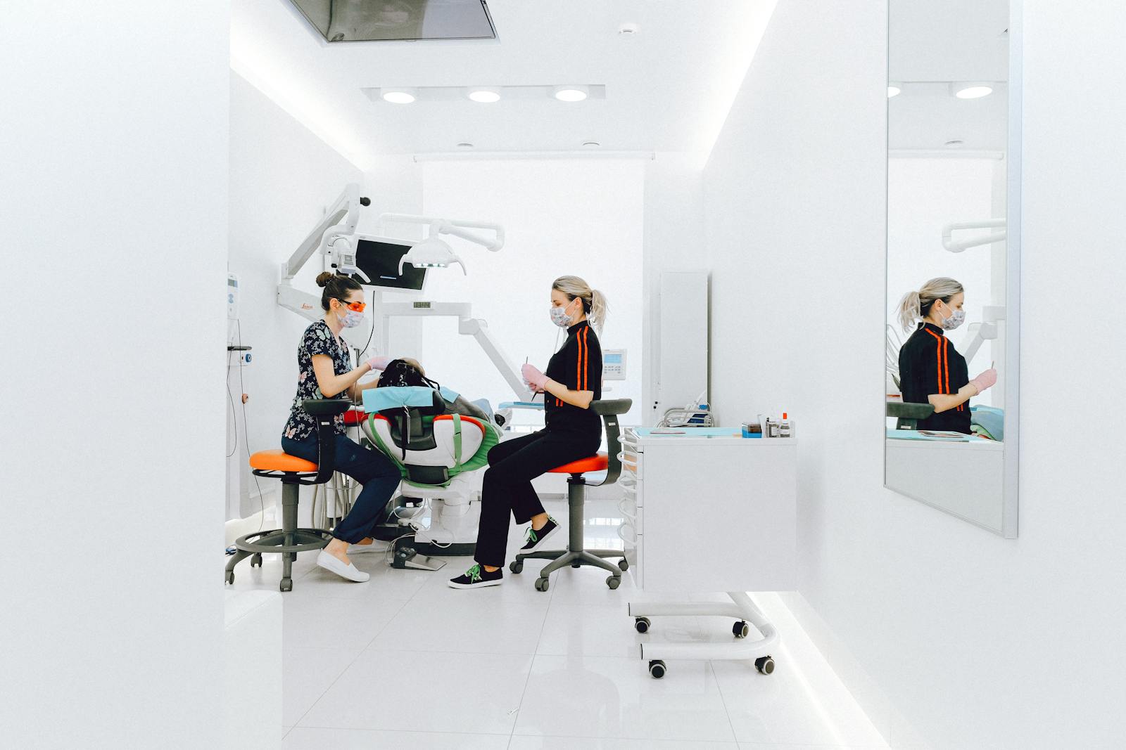 Custom orthodontic retainer for post-braces care in Markham
